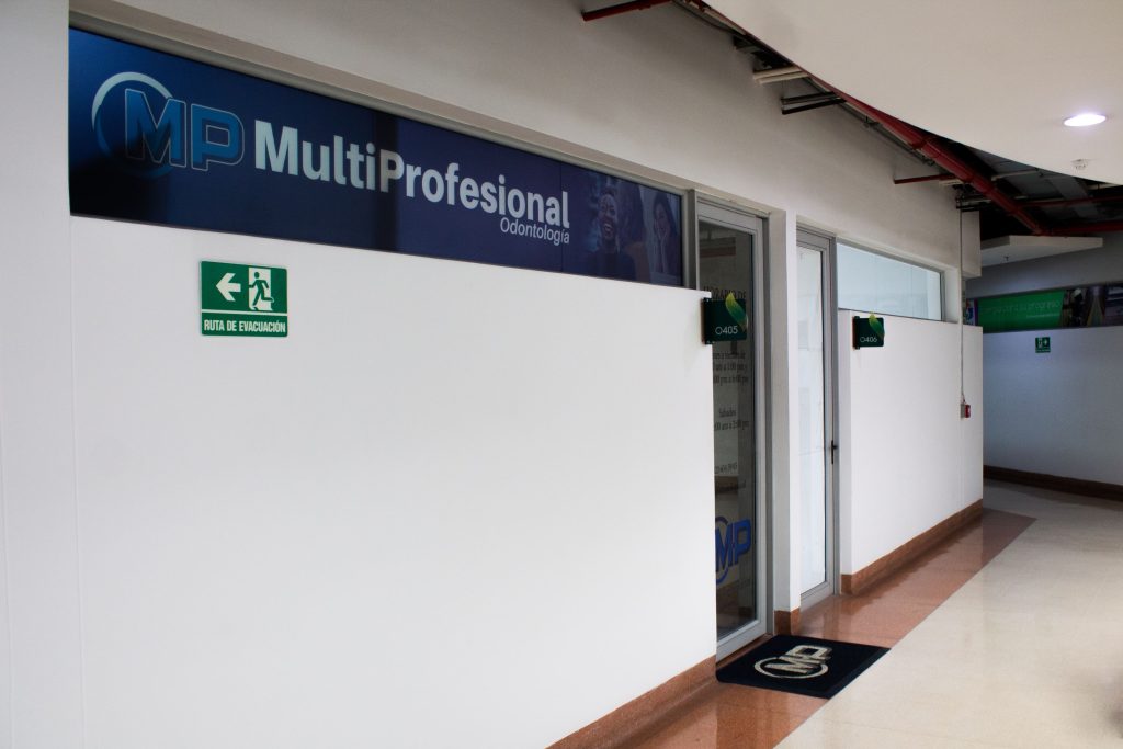 Entrada del consultorio MP Odontología con la señalización de la clínica