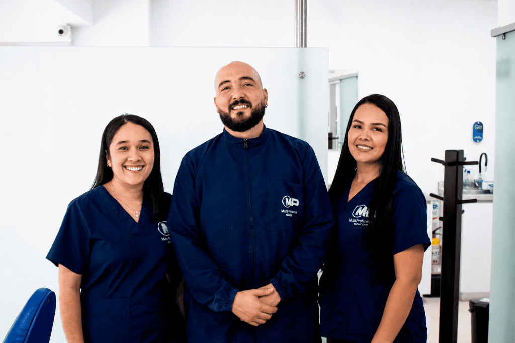 Tres odontólogos del equipo de MP Odontología en la sala de tratamiento
