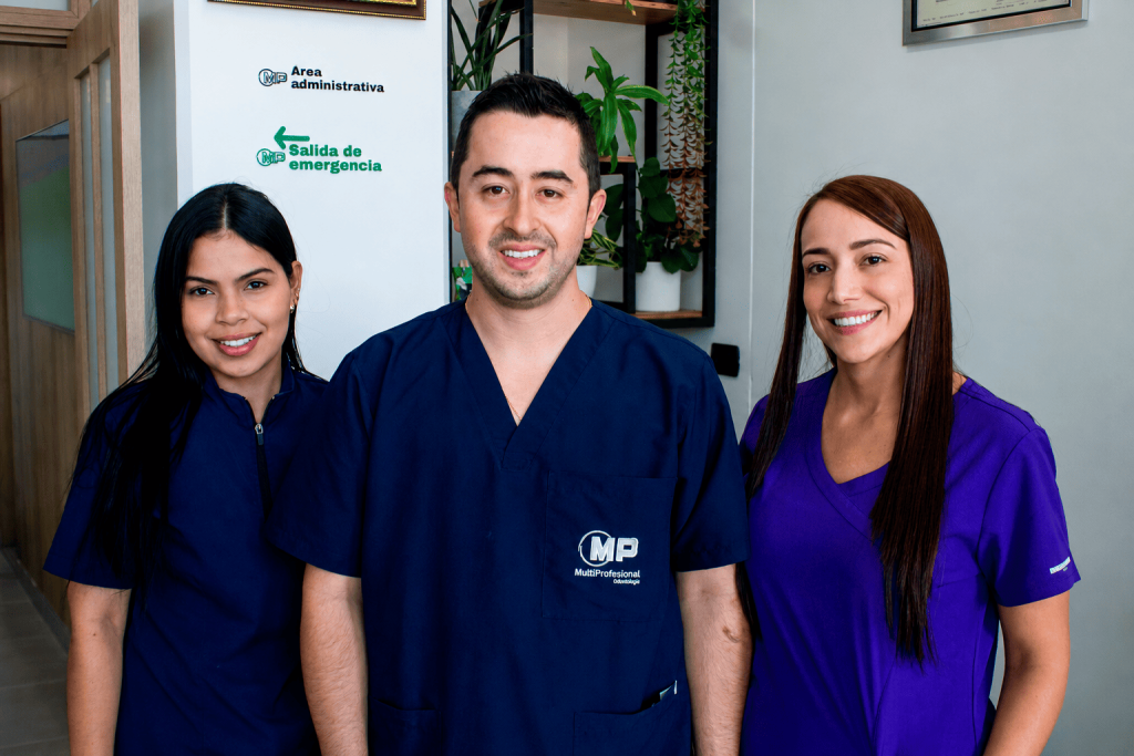 Equipo de odontólogos de MP Odontología en la entrada del consultorio