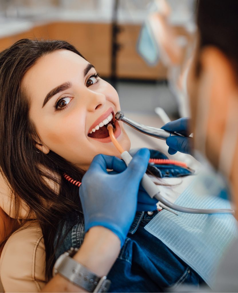 Paciente durante una limpieza dental en el sillón odontológico