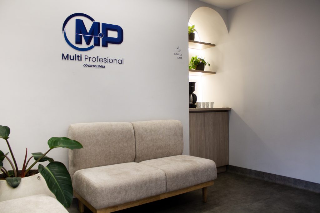 Recepción de MP Odontología con el logotipo de la clínica